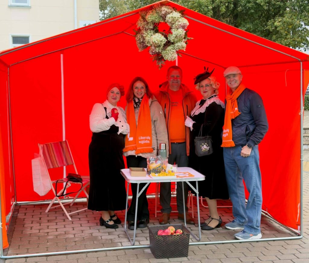 Šiaulių rajono liberalai fotografuojasi oranžinėje Liberalų sąjūdžio palapinėje per Kuršėnų Jomarką.