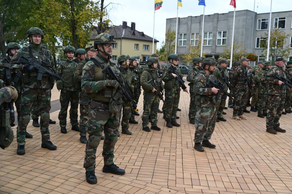 Gen. Povilo Plechavičiaus šaulių 6-osios rinktinės šauliai per lauko taktines pratybas Pakruojyje.