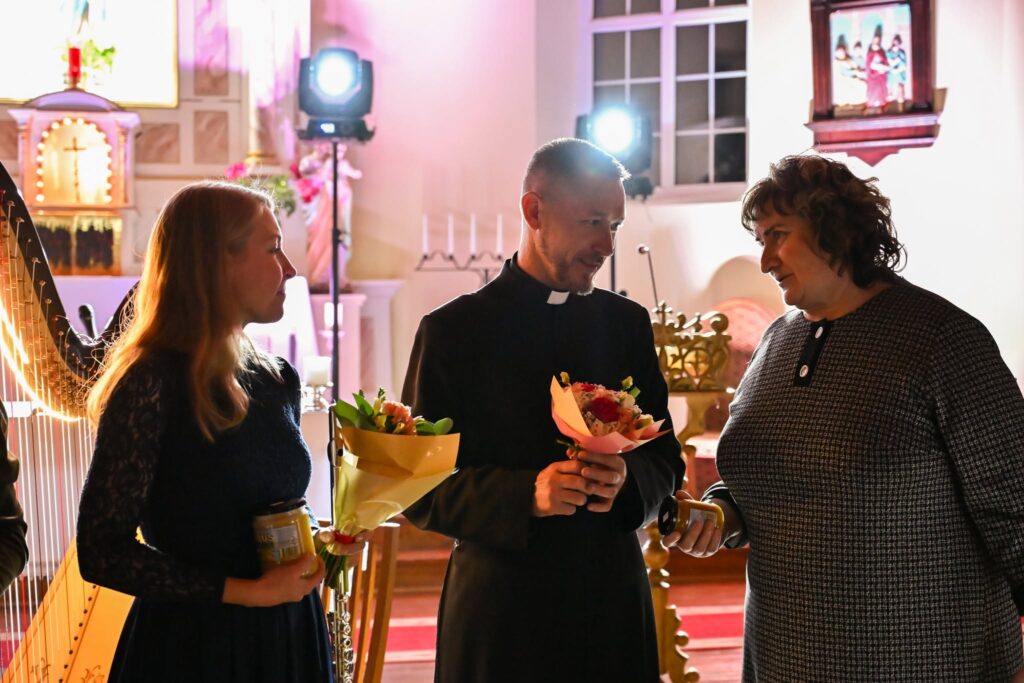 Aukštelkės bendruomenės „Aukštarūžė“ pirmininkė Violeta Budreckienė ir klebonas Donatas Klimašauskas po Rudens lygiadienio koncerto.