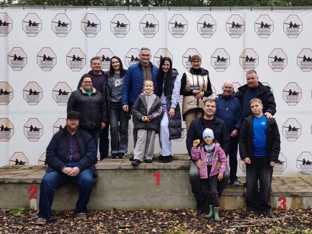 Asociacijos „Kas vyksta Kuršėnuose“ projekto „Šiaulių rajono gyventojų pilietinio pasirengimo ir informavimo stiprinimas“ dalyviai Praktinio šaudymo centre po praktinių šaudymo užsiėmimų.
