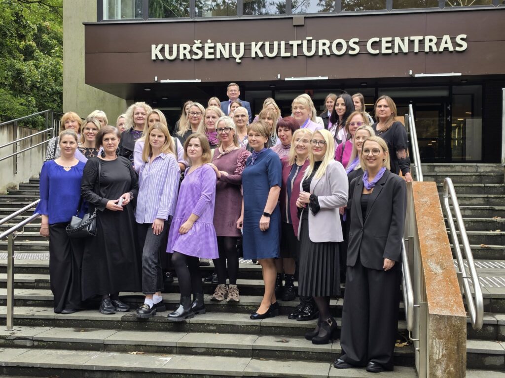 Šiaulių rajono savivaldybės socialinių paslaugų centro darbuotojai Socialinių darbuotojų dienos renginyje prie Kuršėnų kultūros centro.