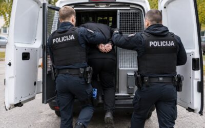 Šiauliuose sulaikomas neblaivus vyras sužalojo tris policijos pareigūnus