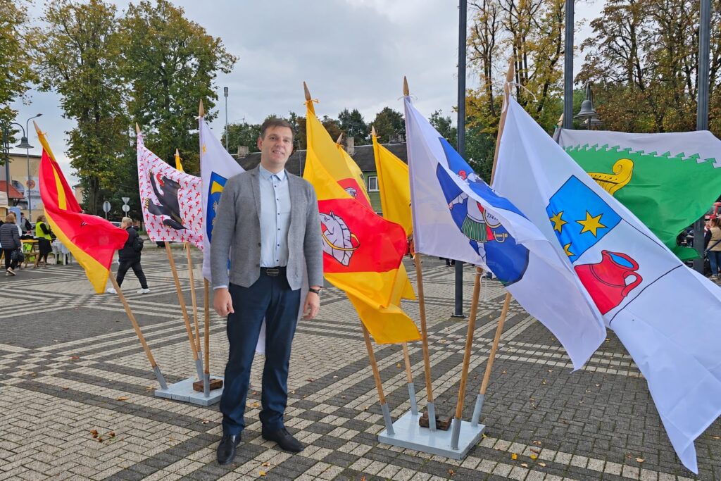 Šiaulių rajono savivaldybės tarybos narys, inžinierius Mantas Šakočius Kuršėnų Lauryno Ivinskio aikštėje prie Šiaulių rajono miestelių vėliavų.