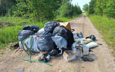 ŠIUKŠLIŲ KELIONĖ PER TRIS RAJONUS BAIGĖSI GEDINČIŲ MIŠKE: ATLIEKAS IŠ SKUODO VEŽĖ DAUGIAU KAIP 100 KILOMETRŲ
