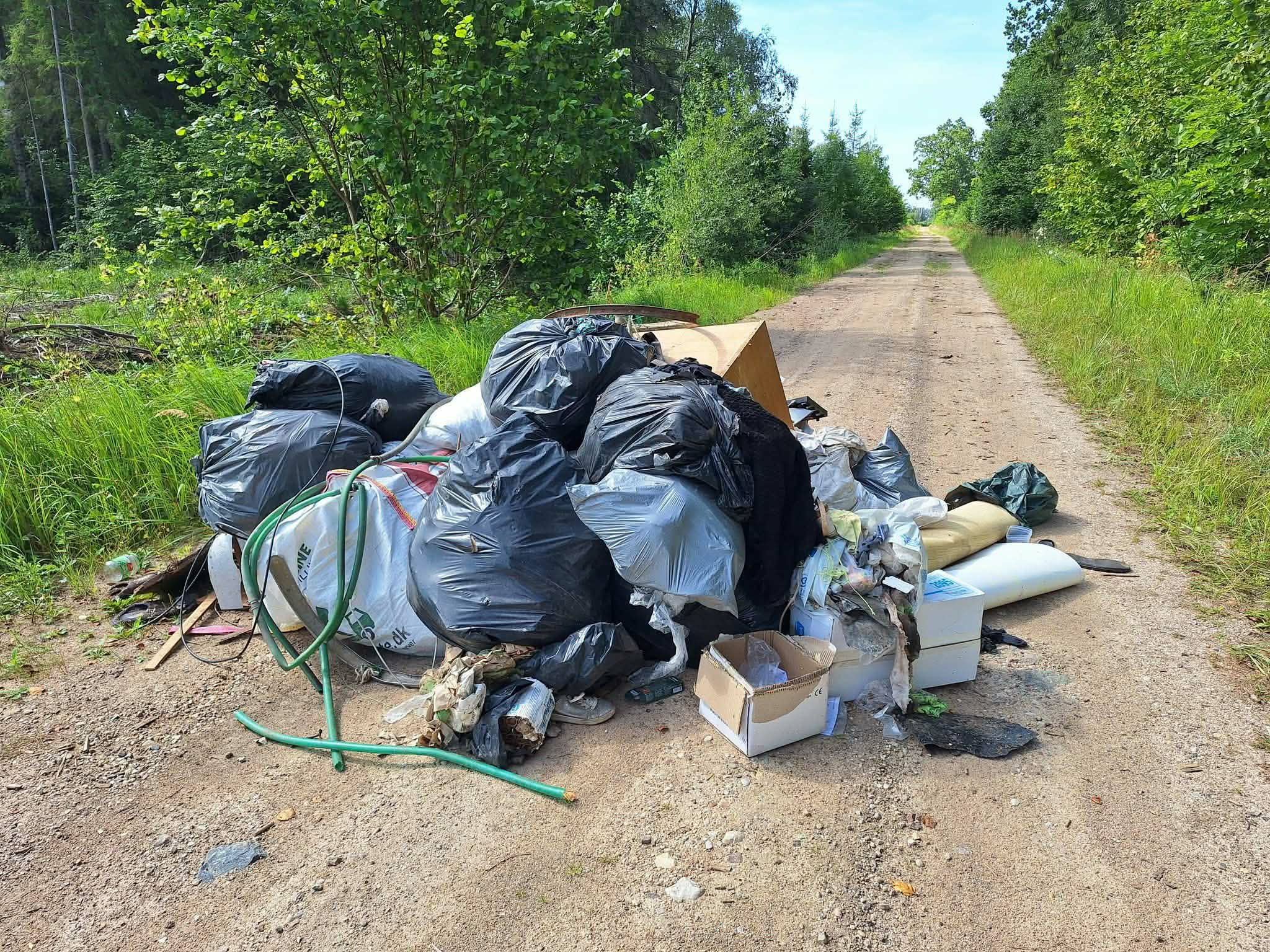 ŠIUKŠLIŲ KELIONĖ PER TRIS RAJONUS BAIGĖSI GEDINČIŲ MIŠKE: ATLIEKAS IŠ SKUODO VEŽĖ DAUGIAU KAIP 100 KILOMETRŲ