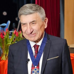 Šiaulių rajono garbės pilietis Petras Vaitkus su Garbės piliečio regalijomis.