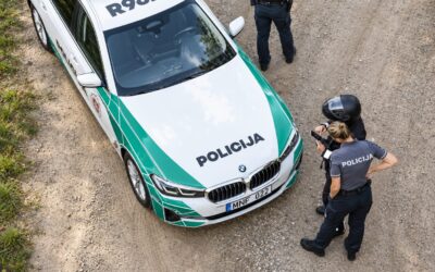 Netikėti radiniai Šiauliuose ir Gruzdžiuose: automobilyje – pistoletas su šoviniais, sodyboje – karo laikų sviedinys