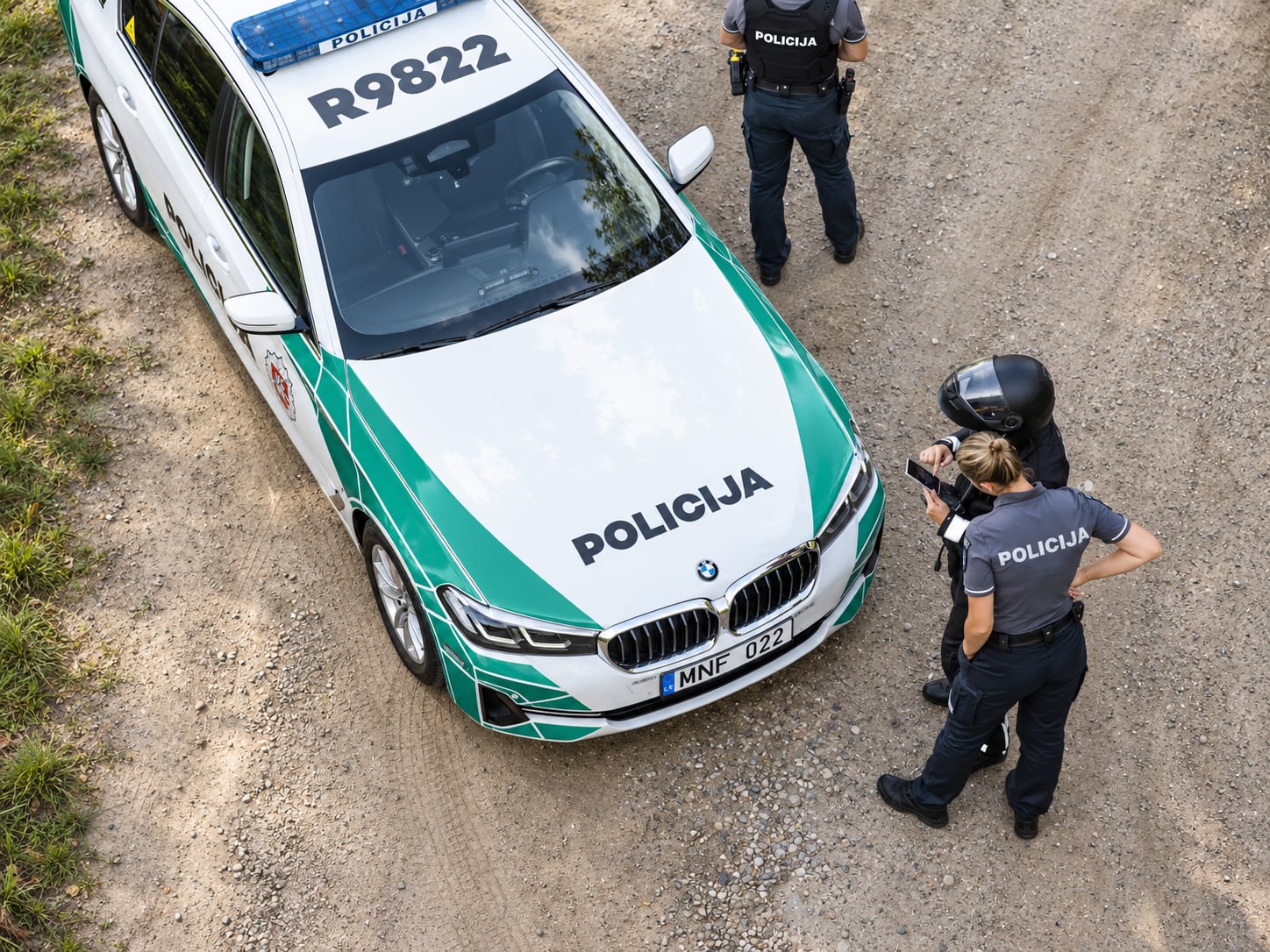 Netikėti radiniai Šiauliuose ir Gruzdžiuose: automobilyje – pistoletas su šoviniais, sodyboje – karo laikų sviedinys