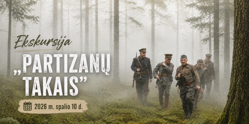 Ekskursijos „Partizanų takais“ reklaminis vaizdas – rūke miško takais einantys partizanų uniformomis vilkintys vyrai, nurodyta 2026 m. spalio 10 d. data.