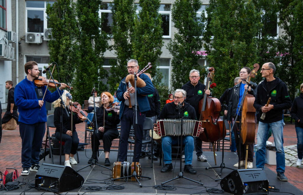Folkloro ansamblių muzikantai Povilo Višinskio aikštėje gyvai akompanuoja akcijos „Visa Lietuva šoka“ dalyviams.