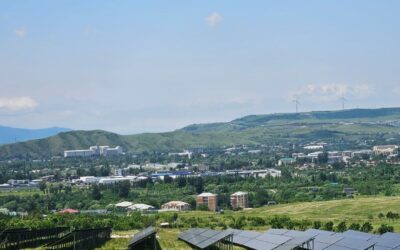 Sakartvele atidaryta 718 kW saulės elektrinė 384 dėl karo perkeltoms šeimoms