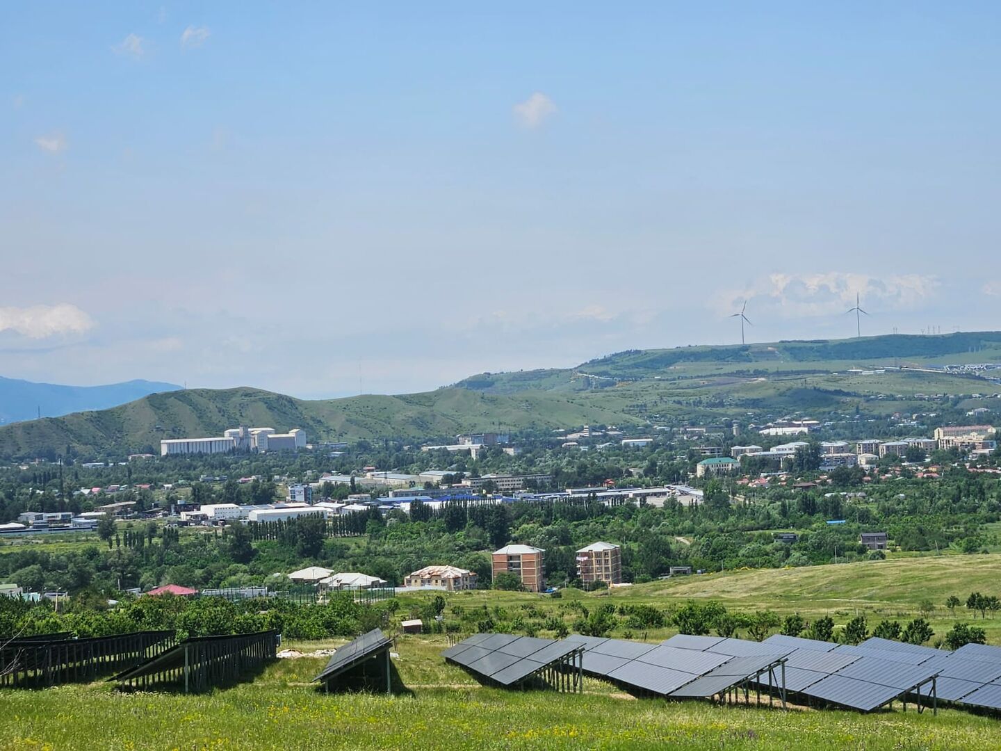 Sakartvele atidaryta 718 kW saulės elektrinė 384 dėl karo perkeltoms šeimoms