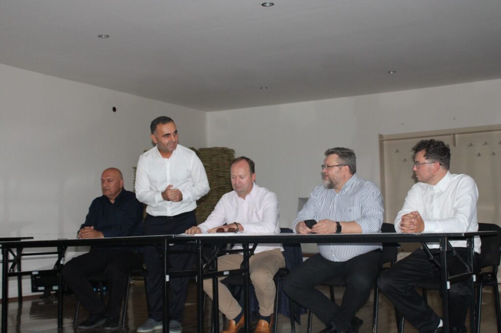 Penki projekto atidarymo dalyviai diskutuoja susitikime su vietos bendruomene Sakartvele.