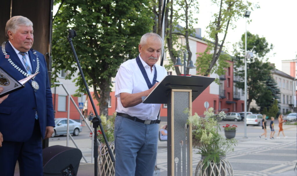 Feliksas Rudzinskas 2021 m. Šiaulių rajono garbės piliečio regalijų įteikimo ceremonijoje, šalia – Šiaulių rajono meras Antanas Bezaras.