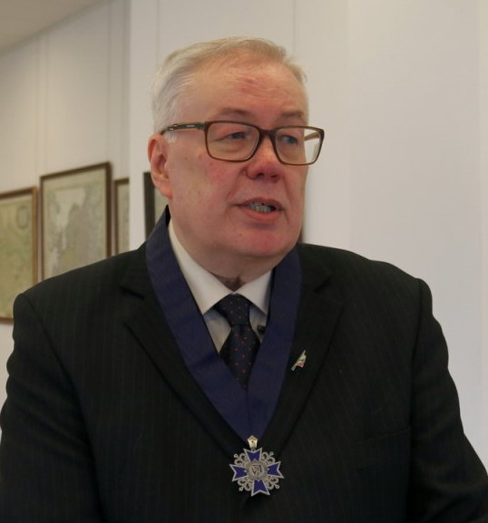 Vytautas Kirkutis – Šiaulių rajono garbės pilietis su Garbės piliečio regalijomis.