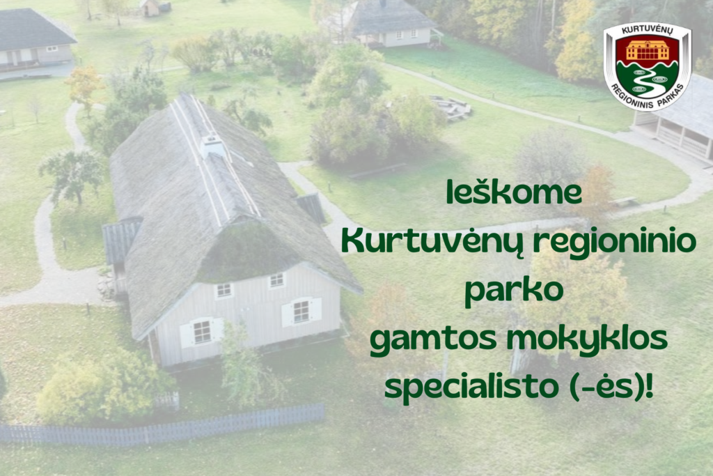 Kurtuvėnų regioninio parko Gamtos mokyklos pastatas ir darbo skelbimas, kuriame ieškomas Gamtos mokyklos specialistas.
