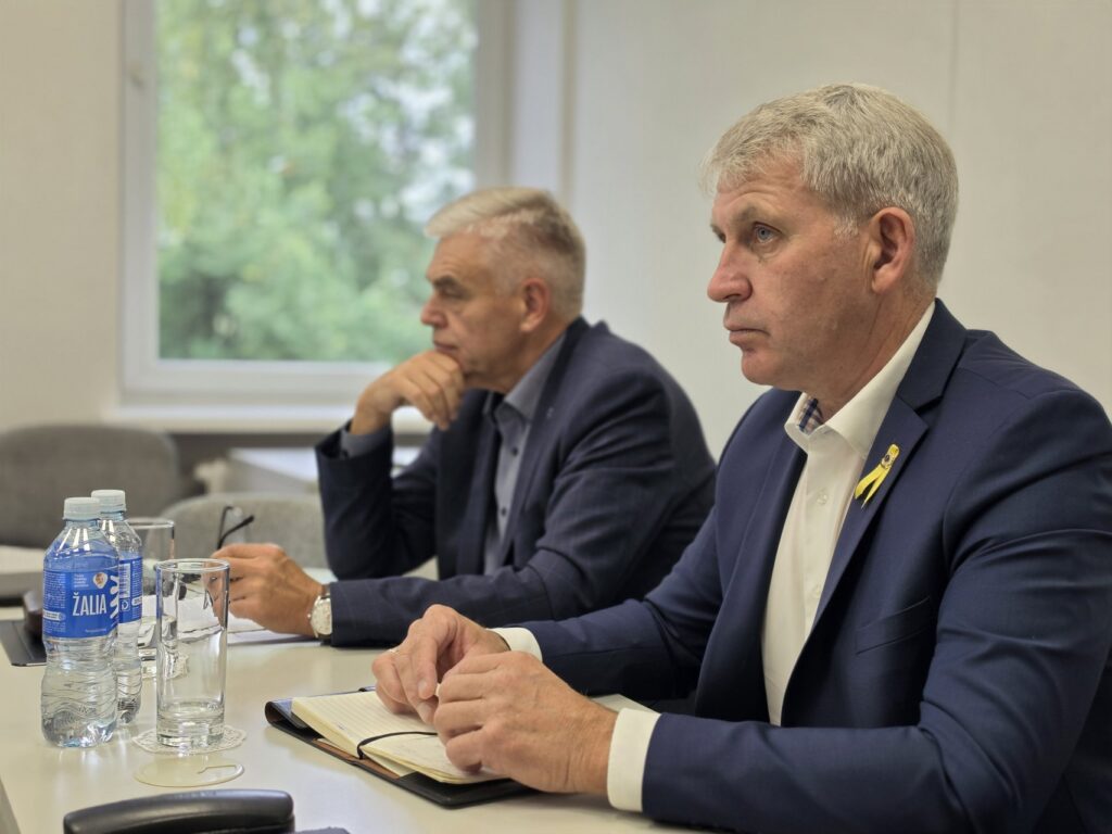 Šiaulių rajono savivaldybės meras Česlovas Greičius ir administracijos direktorius Gipoldas Karklelis savivaldybės vadovų pasitarimo metu.