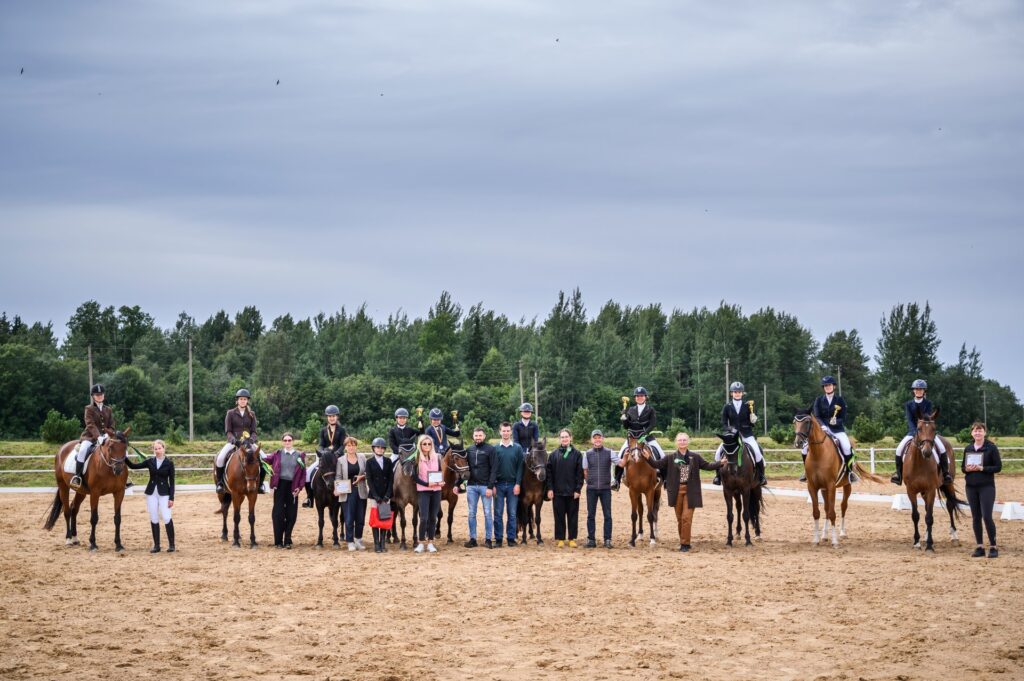 Dailiojo jojimo varžybų dalyviai su žirgais „Tautinių žirgai“ žirgyne Šiaulių rajone.