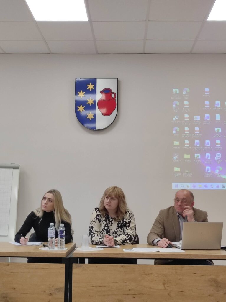 Kuršėnų miesto išplėstinės seniūnaičių sueigos metu – iš kairės seniūnijos vyresnioji specialistė Aurelija Bumblauskaitė, sueigos pirmininkė Aistė Kavanauskaitė-Lukšė ir seniūnas Raimondas Bernotas.