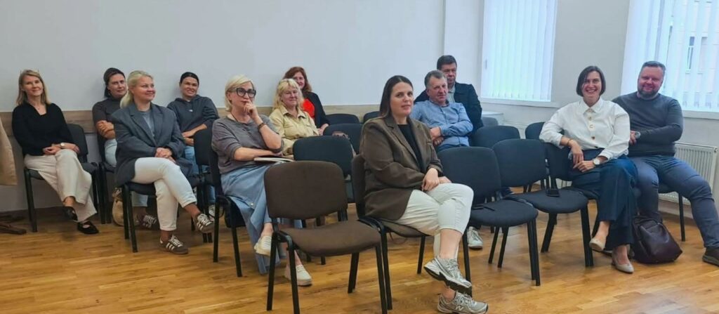 Kuršėnų miesto išplėstinės seniūnaičių sueigos dalyviai, susirinkę į posėdį aptarti vietos bendruomenėms aktualių klausimų.