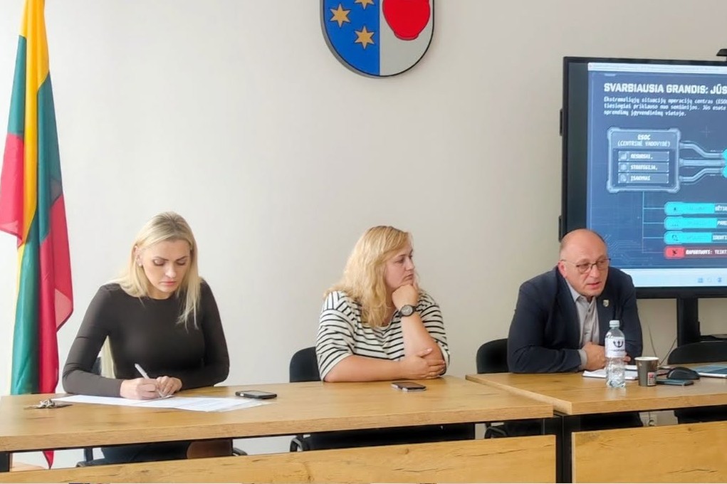 Kuršėnų miesto seniūnijos vyresnioji specialistė, seniūnaičių sueigos pirmininkė Aistė Kavanauskaitė-Lukšė ir seniūnas Raimondas Bernotas susitikimo metu.