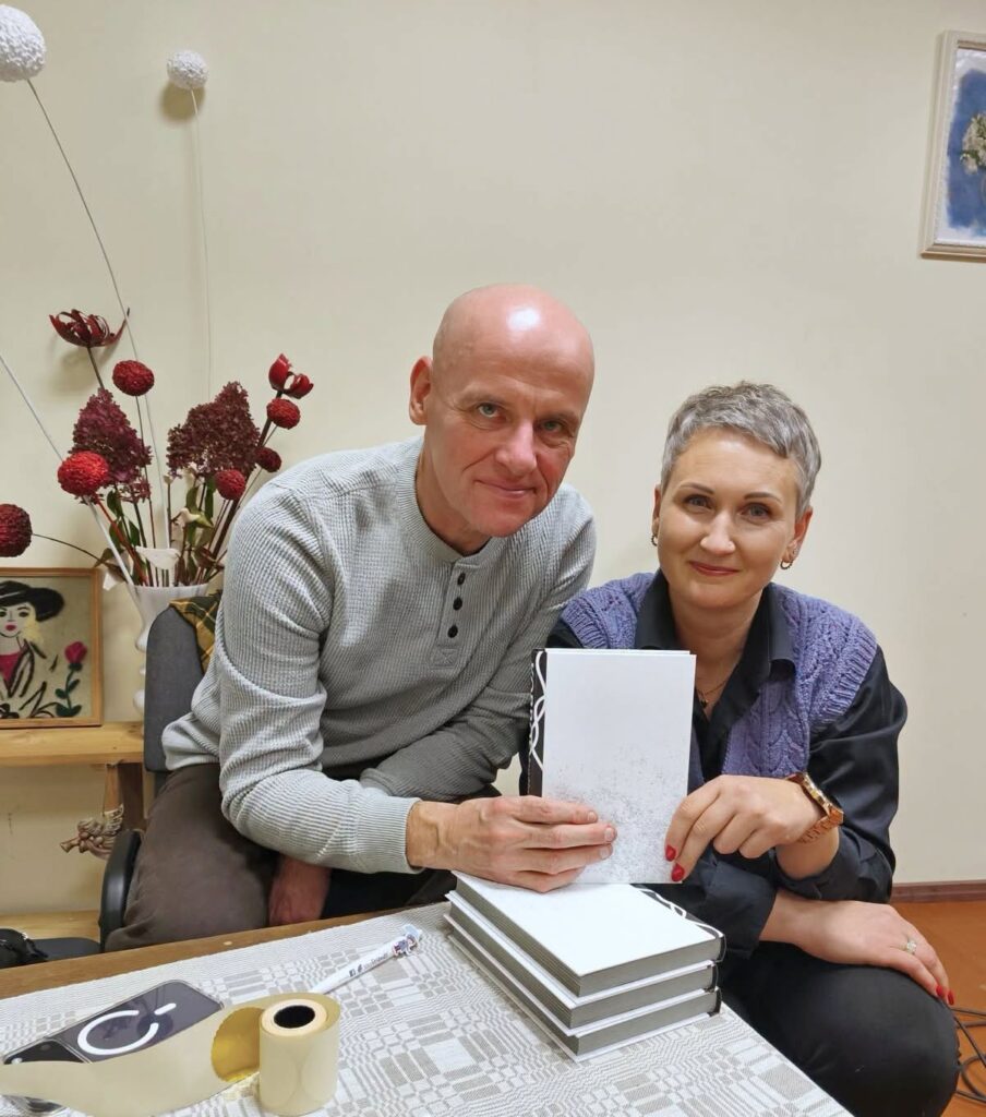 Šiupylių kaimo bendruomenės pirmininkė Živilė Žvirblienė kartu su aktoriumi, rašytoju ir piligrimu Juozu Gaižausku po renginio Šiupylių bendruomenės namuose.