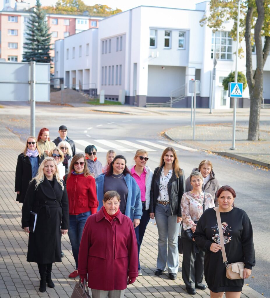 Europos paveldo dienų ekskursijos „Kuršėnų dvaro ir miesto paslaptys“ dalyviai pažintinės kelionės po Kuršėnus metu.