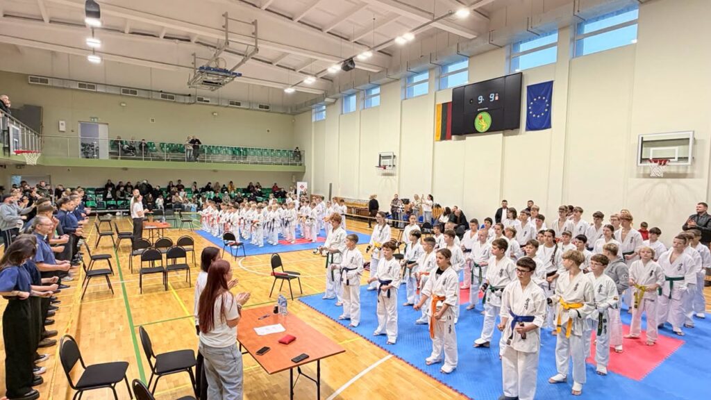 Jaunieji kiokušin karatė sportininkai varžybų salėje Raseiniuose per turnyrą „Žemaičio taurė 2026“.
