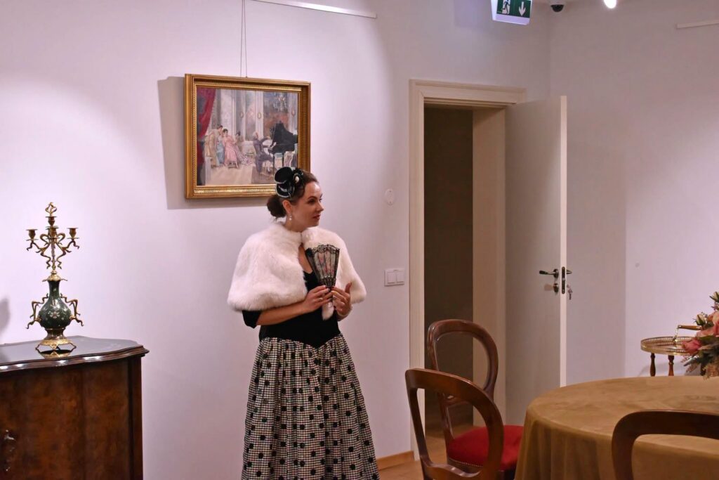 Kultūrinės veiklos vadybininkė-gidė Daiva Daknienė Kuršėnų dvare veda ekskursiją „Kuršėnai – dvaro viešnios akimis“.