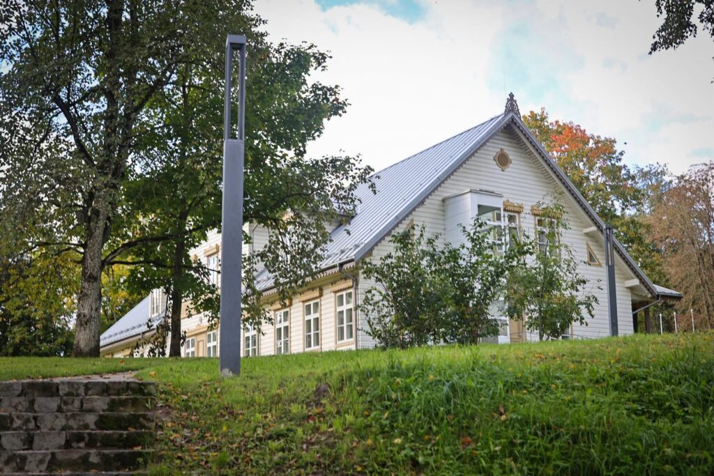 Kuršėnų dvaro rūmai – XIX amžiaus pradžios medinės architektūros paveldo objektas Kuršėnuose.
