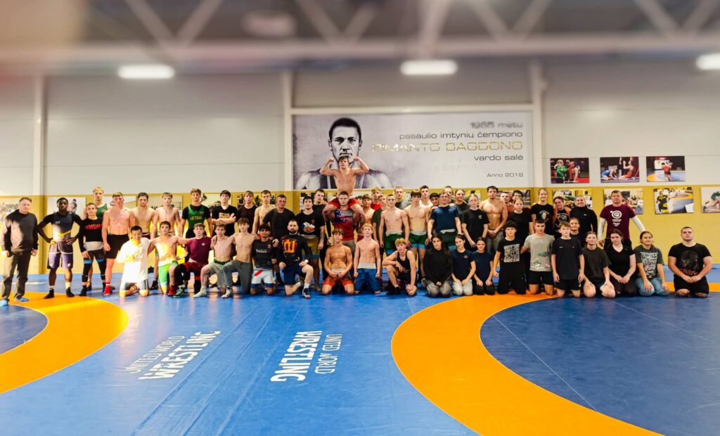 Tarptautinės imtynių treniruočių stovyklos dalyviai Šiauliuose – sportininkai iš šešių šalių.