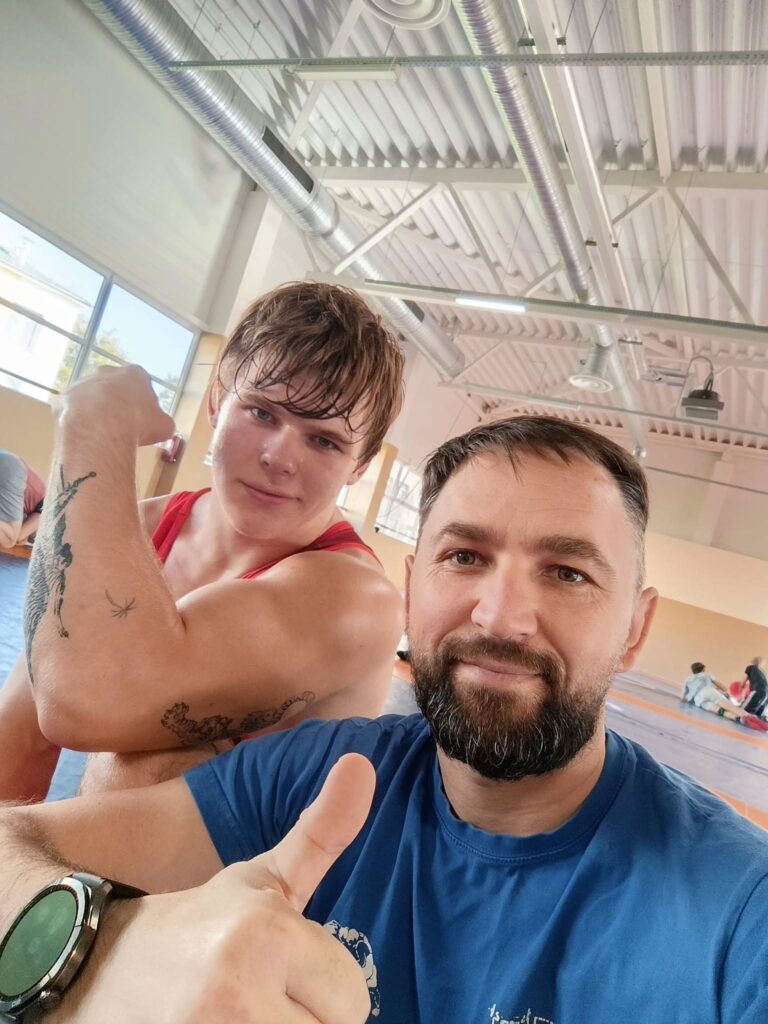 SK „Dvikova“ treneris Gediminas Jonuškis ir imtynininkas Benediktas Bubelevičius tarptautinėje imtynių stovykloje Šiauliuose.