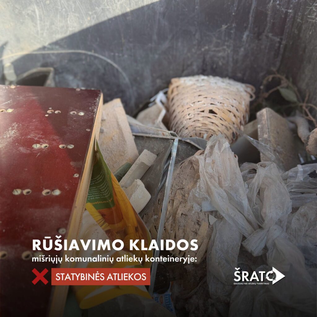 Statybinės atliekos mišriųjų komunalinių atliekų konteineryje – netinkamo atliekų rūšiavimo pavyzdys Šiaulių regione.