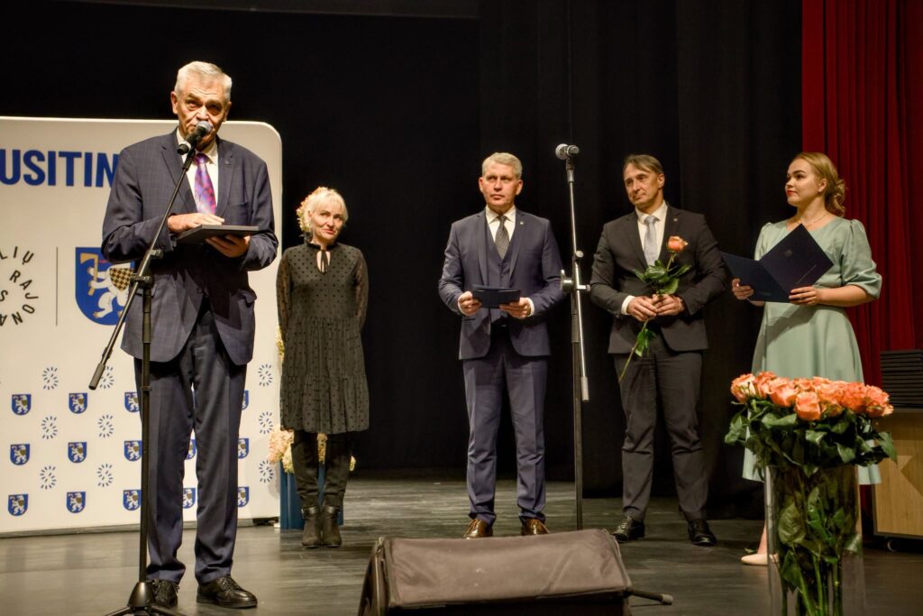 Vietos savivaldos dienos minėjimas Kuršėnuose. Scenoje – Šiaulių rajono savivaldybės administracijos direktorius Gipoldas Karklelis, meras Česlovas Greičius ir vicemeras Mindaugas Sadauskas.