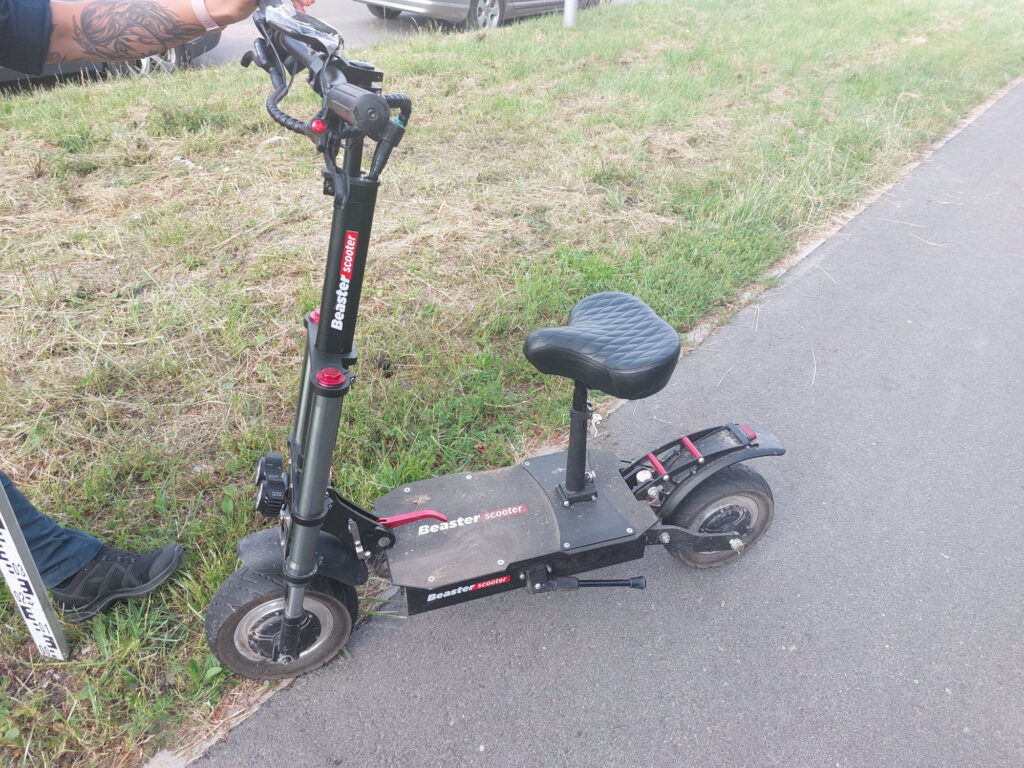 Elektrinis paspirtukas „Beaster Scooter“ po eismo įvykio Šiauliuose.