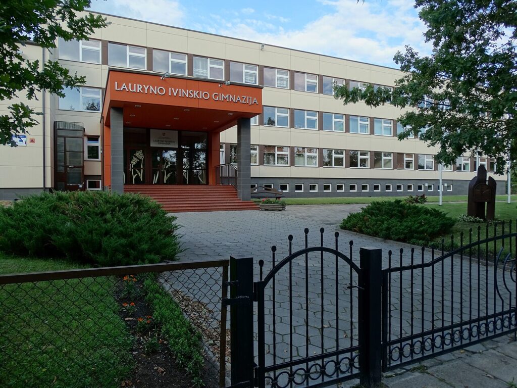 Kuršėnų Lauryno Ivinskio gimnazijos pastatas, kuriame anksčiau veikė Kuršėnų 4-oji vidurinė mokykla. 2015 m. nuotrauka.