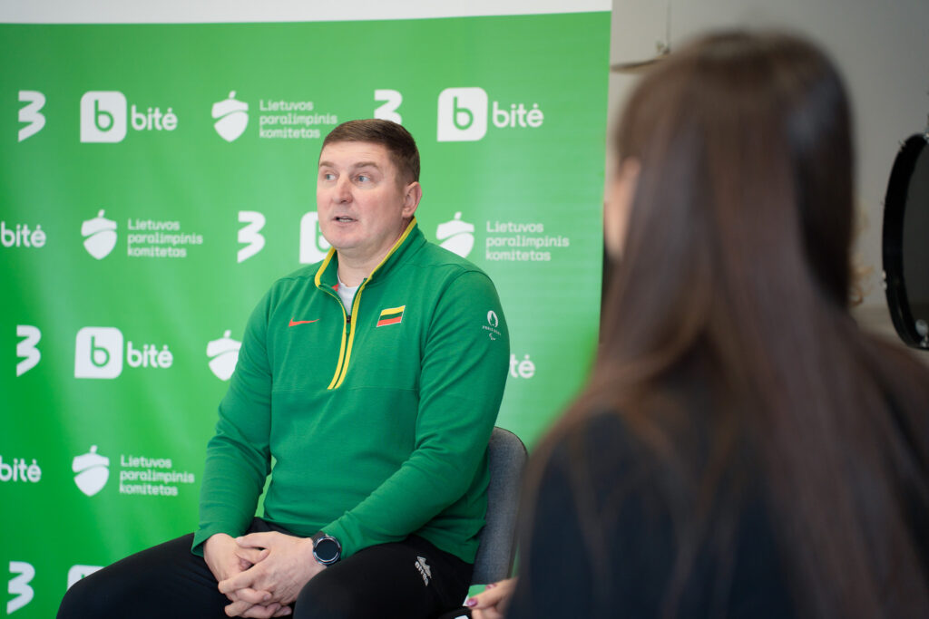 Lengvosios atletikos treneris Deimantas Jusys paralimpinės trenerių akademijos „Treneriai treneriams“ mokymuose Šiaulių sporto gimnazijoje dalijasi darbo su sportininkais, turinčiais negalią, patirtimi.