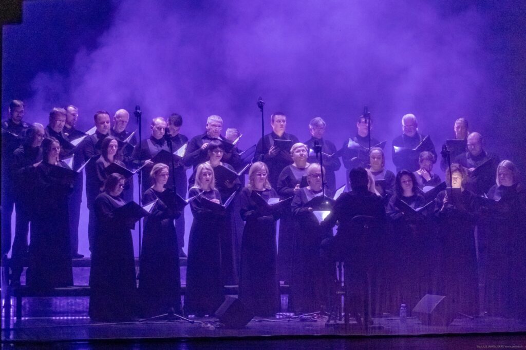 Šiaulių valstybinis kamerinis choras „Polifonija“ koncertuoja scenoje.