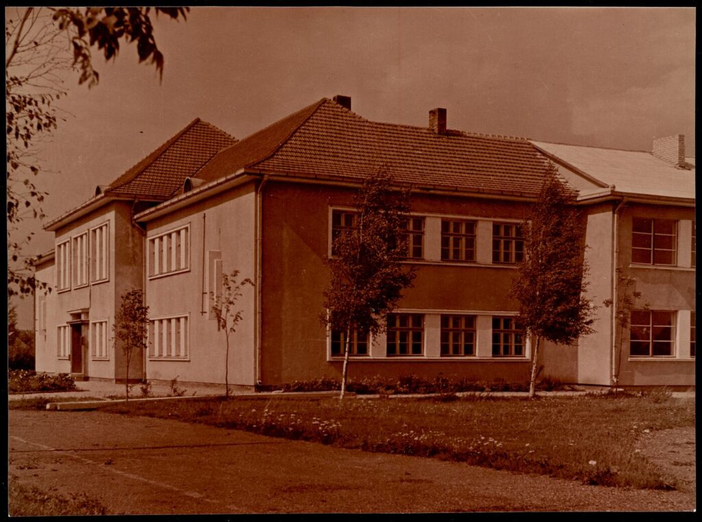 1967 m. Meškuičių vidurinės mokyklos pastatas Šiaulių rajone, užfiksuotas fotografo Aleksandro Medvedevo.