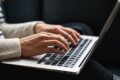 Paauglių verbavimas internete: ekspertė įspėja, kad pavojus gali prasidėti nuo paprastos draugystės