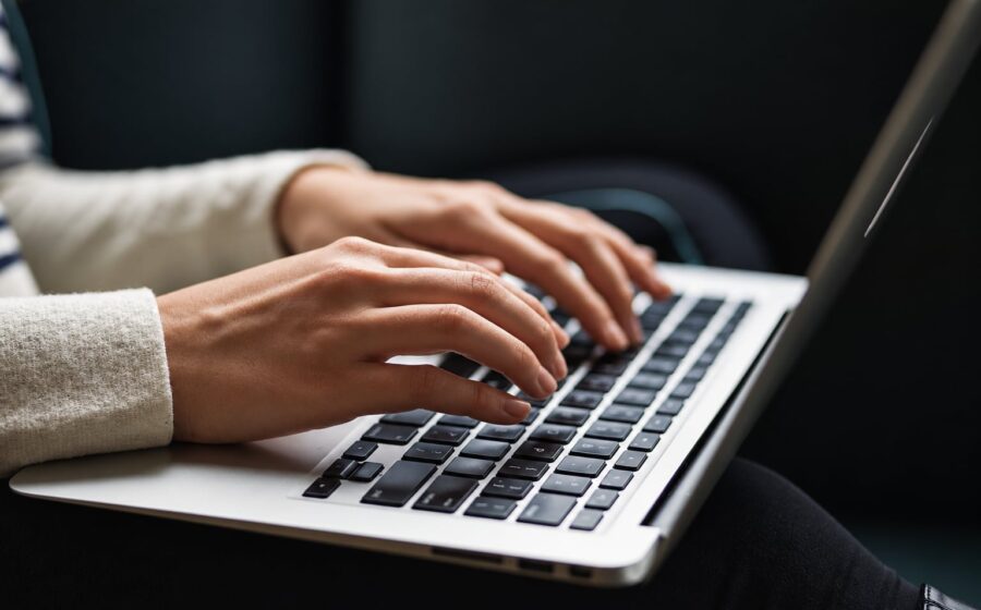 Paauglių verbavimas internete: ekspertė įspėja, kad pavojus gali prasidėti nuo paprastos draugystės