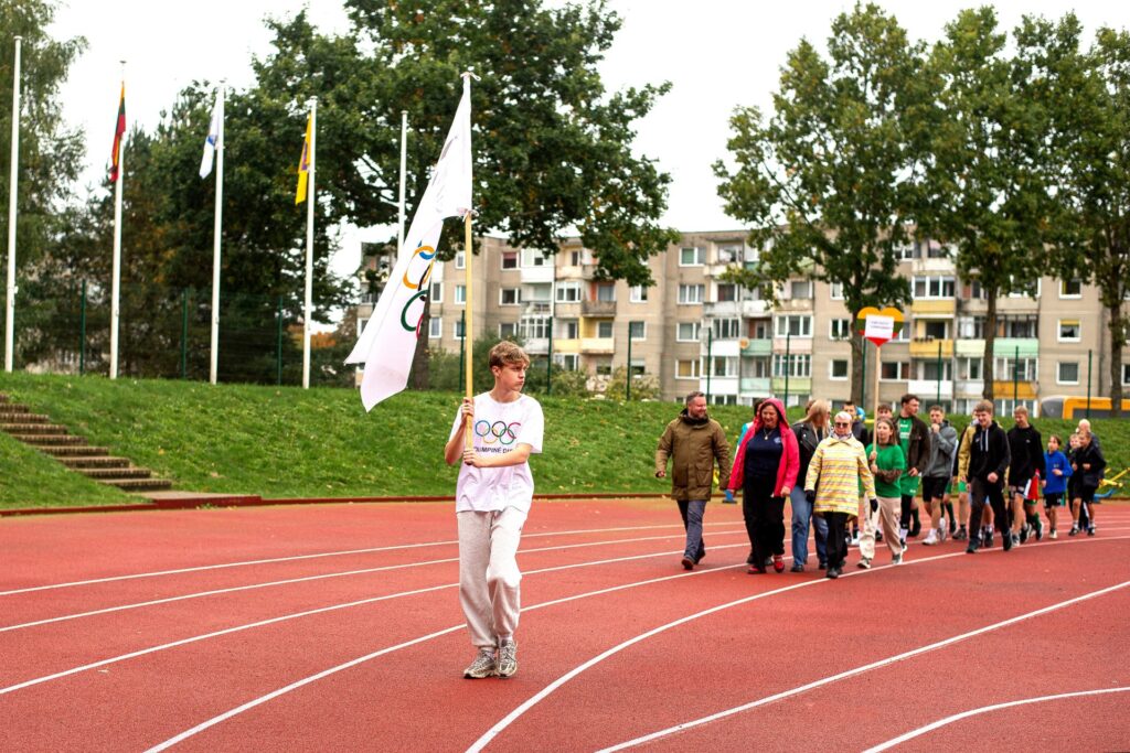 Šiaulių rajono mokinių sporto šventės „Olimpinis ruduo 2026“ dalyvių eisena Kuršėnų sporto mokyklos stadione.