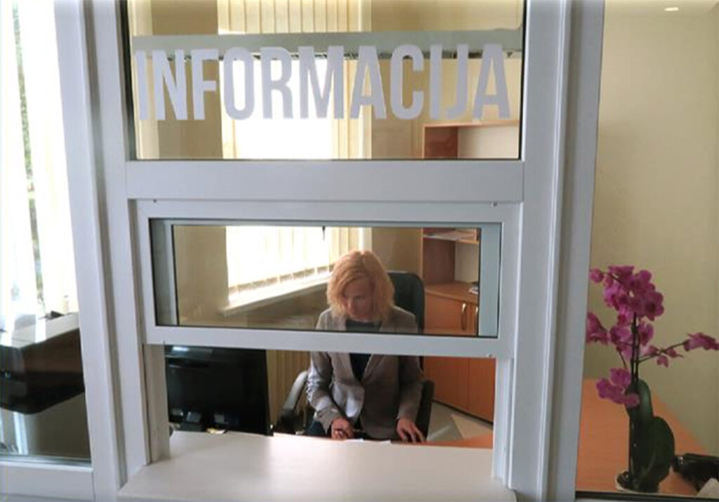 Šiaulių rajono savivaldybės administracijos informacijos langelis, kuriame darbuotoja aptarnauja gyventojus ir priima jų prašymus.
