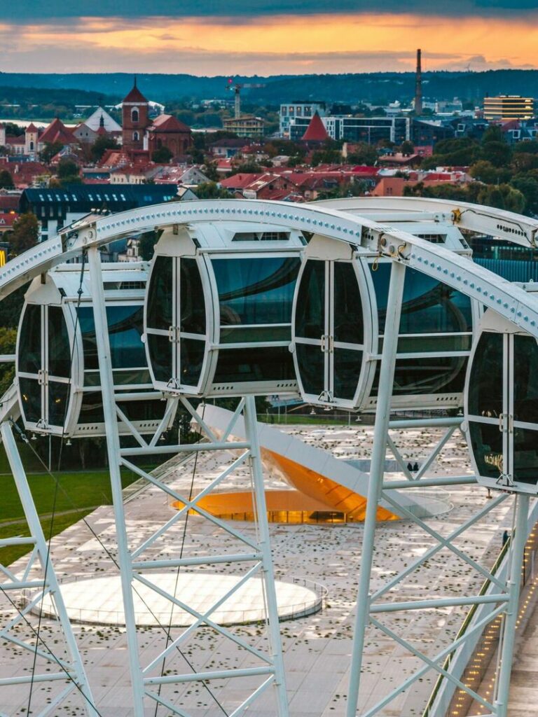 „Kaunastic“ apžvalgos rato gondolos Nemuno saloje, Kauno Senamiesčio panoramos fone.