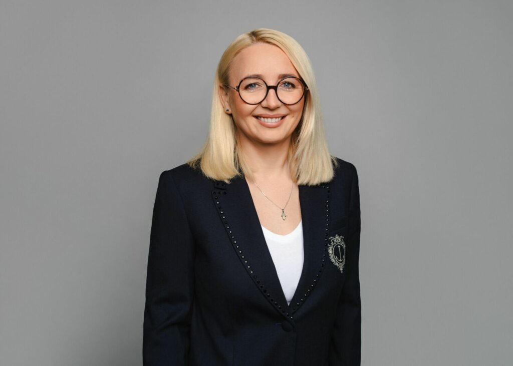 BTA Žalų departamento direktorė Karolina Emanuelė Karpova, aptarianti padelio ir teniso žaidėjų patiriamas traumas bei jų finansines pasekmes.