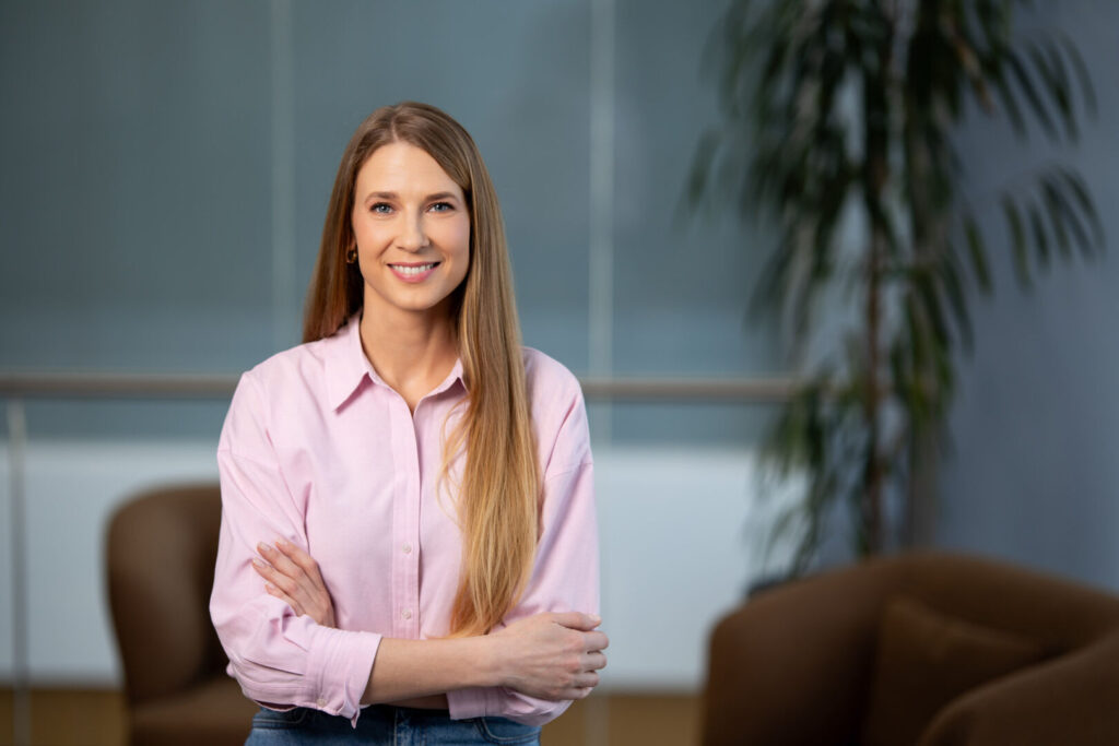 „Swedbank“ finansinio raštingumo srities vadovė Justina Bagdanavičiūtė, pristatanti patarimus jauniems žmonėms, norintiems pradėti savo verslą.