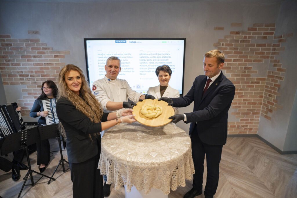 Šiaulių Kulinarinio paveldo centro atidarymo dalyviai pristato tradicinį kepinį. Dešinėje – Šiaulių miesto meras Artūras Visockas.