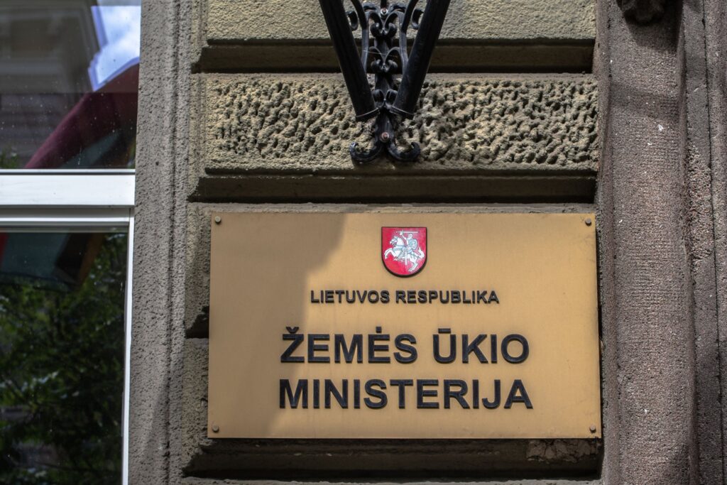 emės ūkio ministerijos pastato iškaba – ministerija rengiasi nuo spalio 16 dienos pradėti mokėti 2026 metų išankstines tiesiogines išmokas ūkininkams.