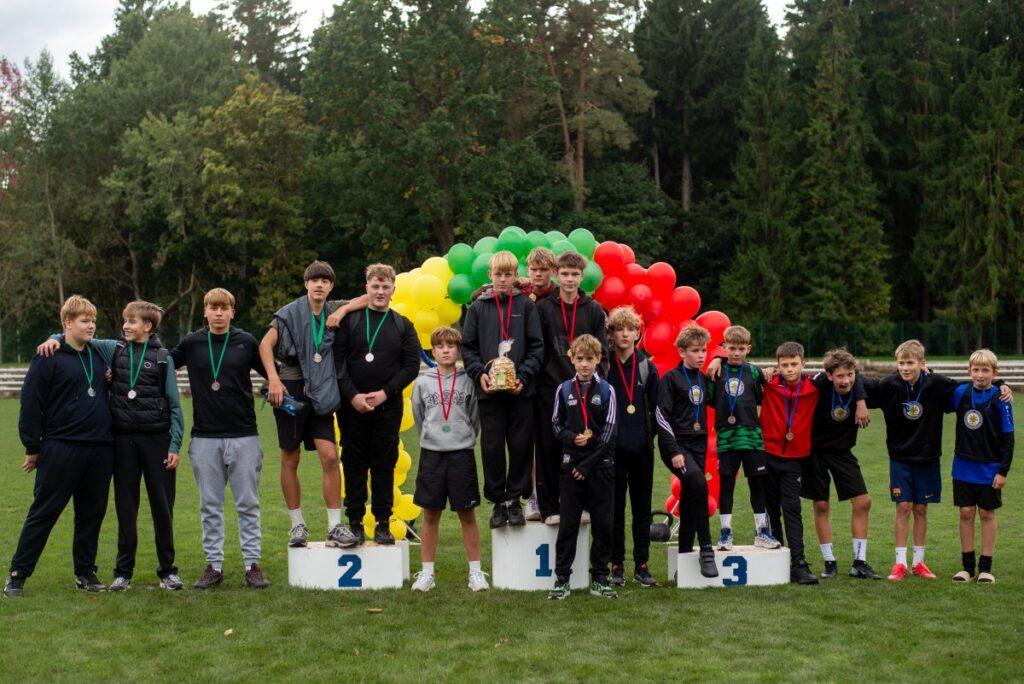 „Olimpinio rudens 2026“ prizininkai ant nugalėtojų pakylos Kuršėnų stadione.