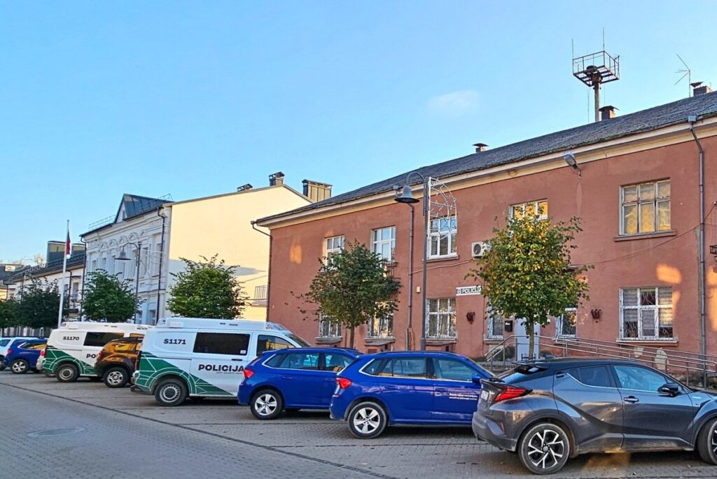Kuršėnuose, J. Basanavičiaus g. 7, esantis pastatas, kuriame dirba Šiaulių miesto ir rajono policijos komisariato pareigūnai. Prie pastato stovi policijos automobiliai.
